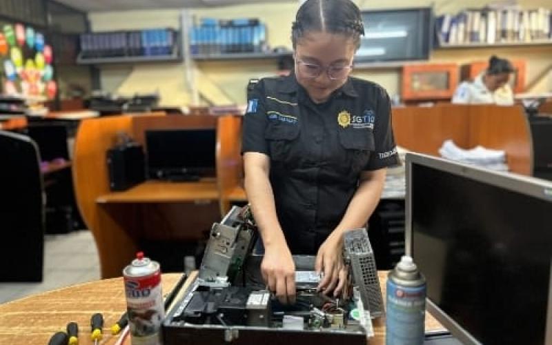 Profesionalismo caracteriza a mujeres del área tecnológica de la PNC