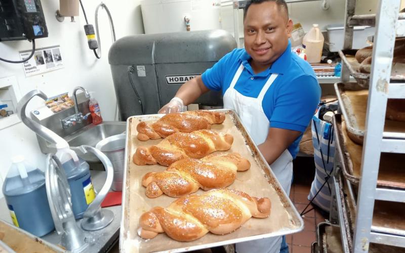 Timoteo Isaac Saquic Godínez, originario de Santo Tomás la Unión,Suchitepéquez, Evaluado como Panadero en Jornada de Certificación de Competencias en Phoenix, Arizona