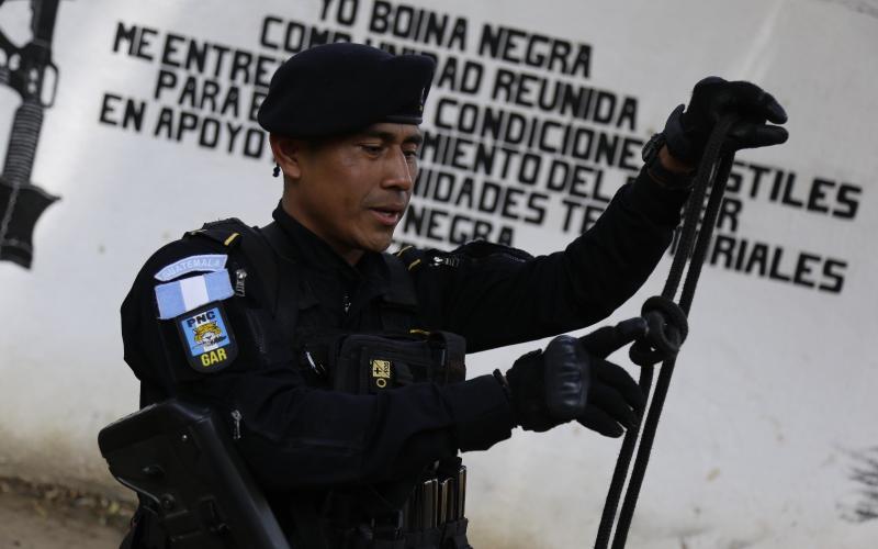 Personal de las Fuerzas Especiales de Policía refuerzan habilidades sobre cabuyería