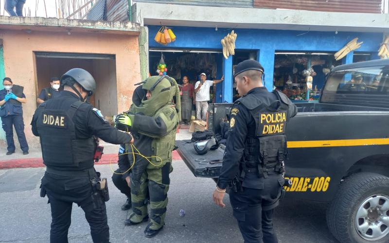 Expertos de la DIDAE destruyen artefacto en zona 18