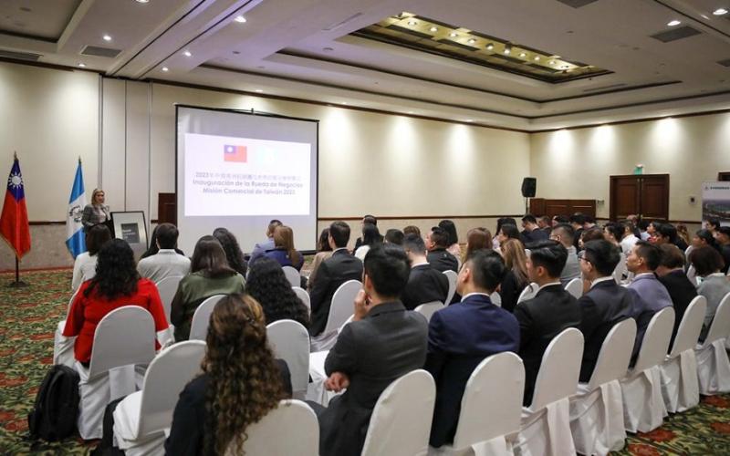 La viseministra de inversión y competencia, Francisca Cárdenas, durante su participación en el evento.