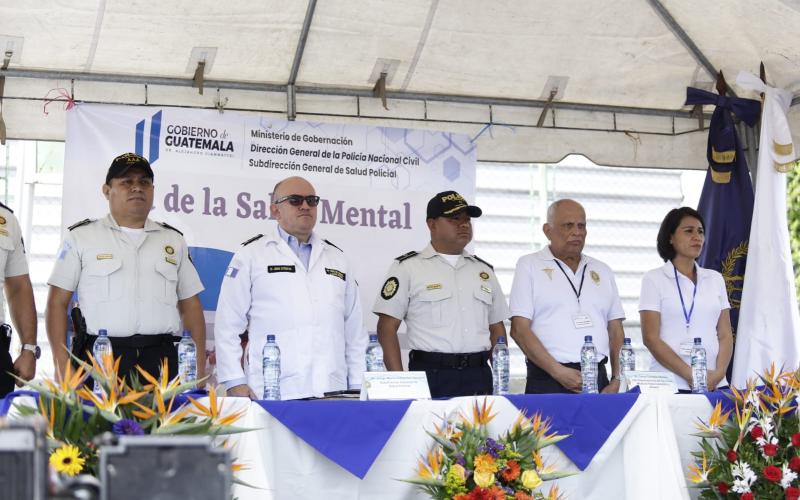 Agentes del distrito central participan en la primera feria de salud mental