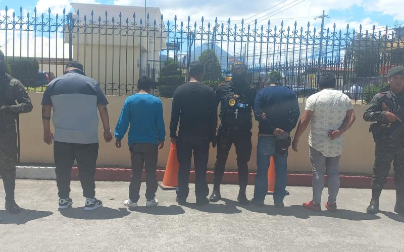 Agentes de la PNC detienen a 5 presuntos asaltantes