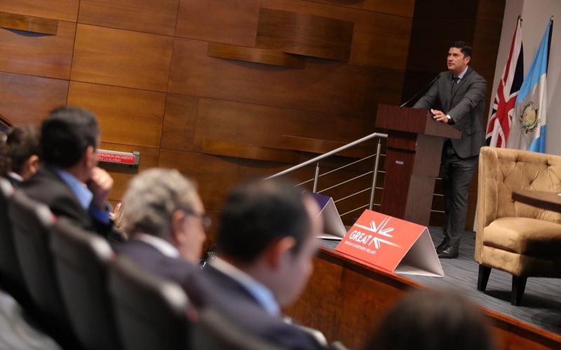 El Ministro de Economía Dr.  Janio Rosales durante su participación en el evento. 