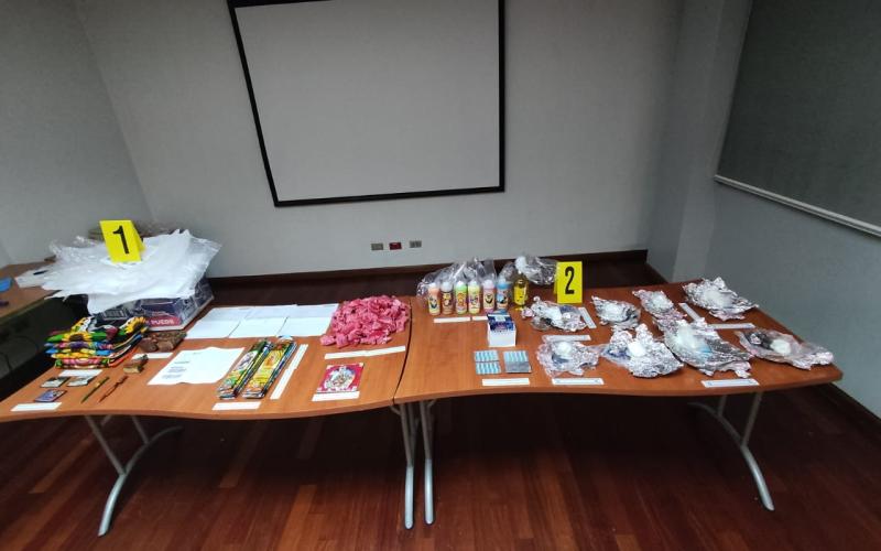 Localizan ilícitos dentro de una encomienda en bodega de exportación