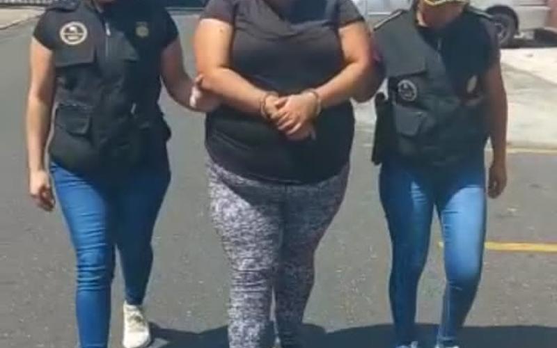 Mujer implicada en asesinar a tres hombres es detenida