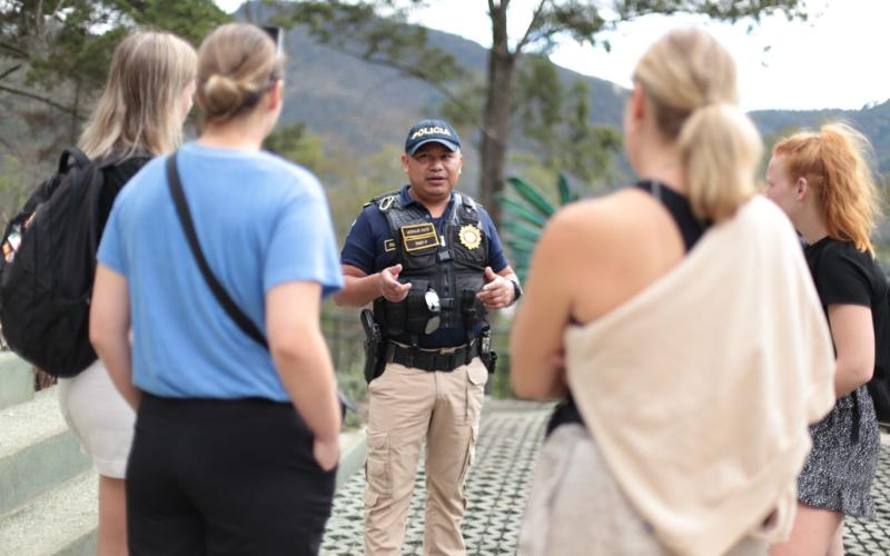 Formación bilingüe fortalece estrategias de seguridad turística
