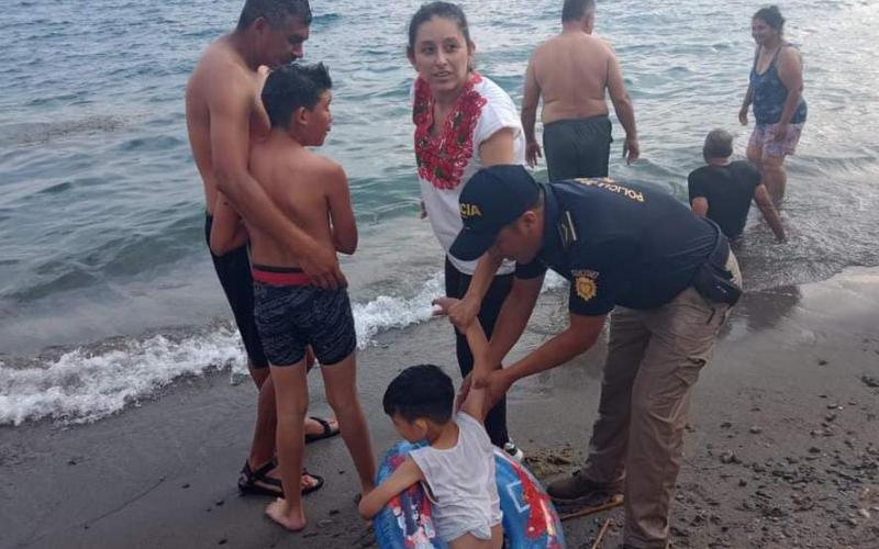 Agentes de Disetur rescatan a niños en el lago de Atitlán