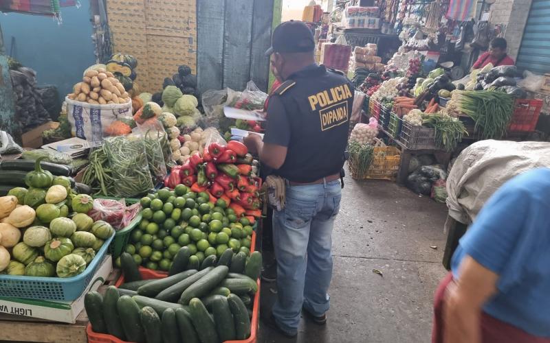 Dipanda fortalece seguridad y acercamiento con vendedores del mercado La Parroquia