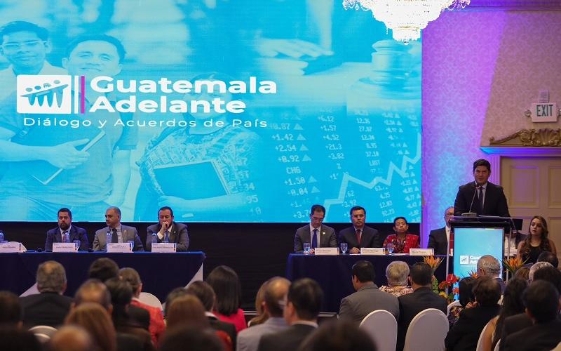 El ministro de Economía Janio Rosales,  durante su participación. 