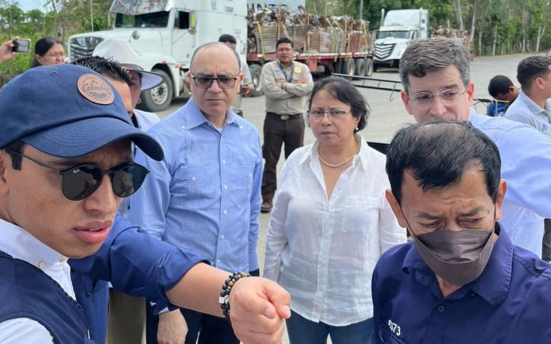 Las autoridades de comercio y aduanas durante la gira por puerto de Corinto.