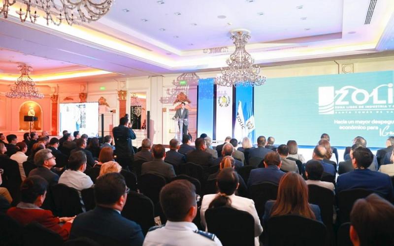 Pleno de la apertura del foro.