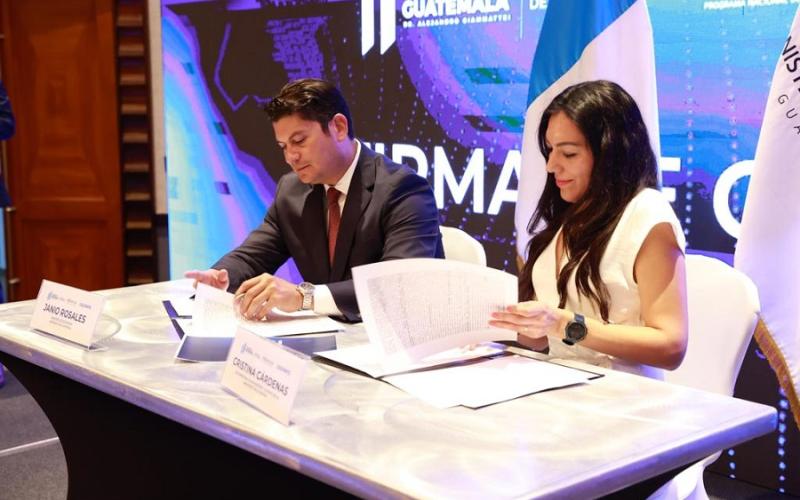 El Ministro de Economía Dr.  Janio Rosales (Izq.) presidió el evento  junto a Cristina Cárdenas, de Coursera.