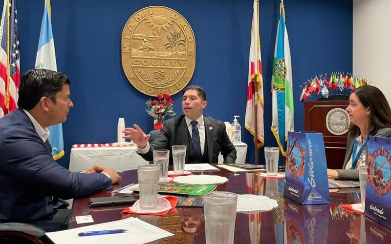 El Ministro de Economía Dr.  Janio Rosales (izquierda) durante su encuentro con el comisionado González.el evento . 