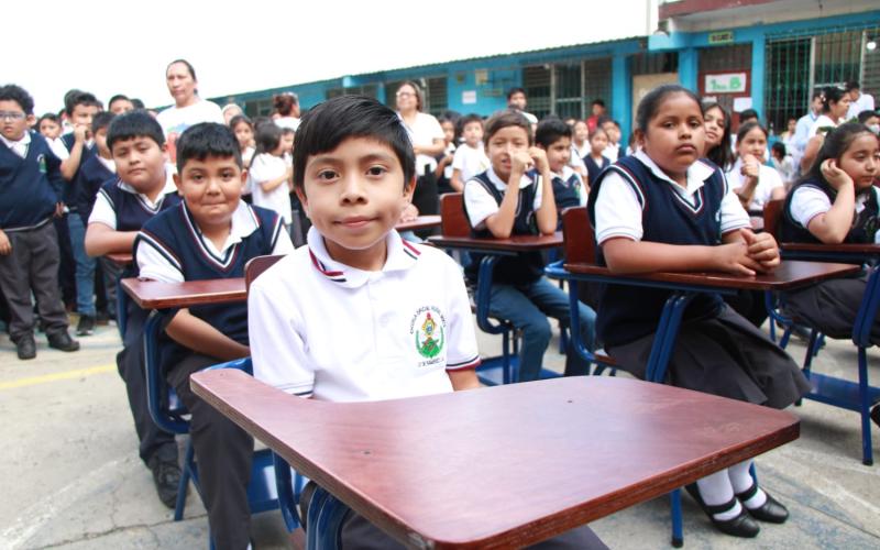 Ministerio de Educación continua entrega de escritorios en centros educativos