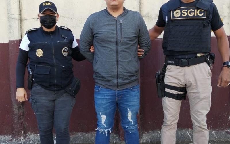 Agentes policiales detienen a hombre implicado en ataque armado en zona 6