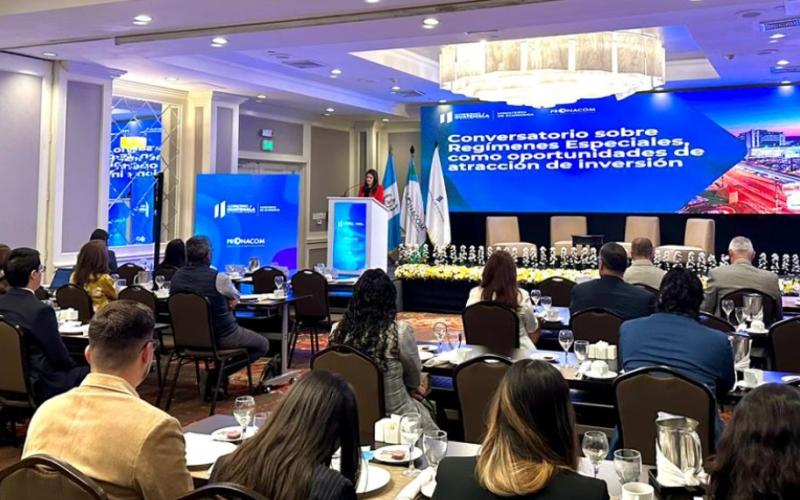 Directora de PRONACOM en representación del Ministro Janio Rosales durante conversatorio sobre Regímenes Especiales