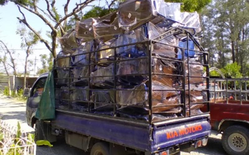 Entregan escritorios a centros educativos