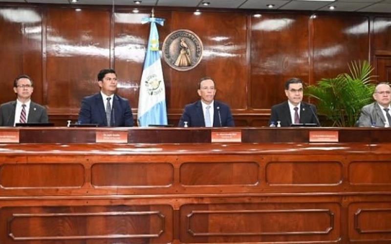 El Ministro de Economía Dr.  Janio Rosales (tercero de Izq. a Der.) participó en la conferencia de prensa organizada por Banguat.