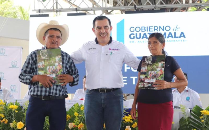 Más de 400 familias de Petén reciben sus escrituras que los acredita como propietarios de las tierras que ocupan