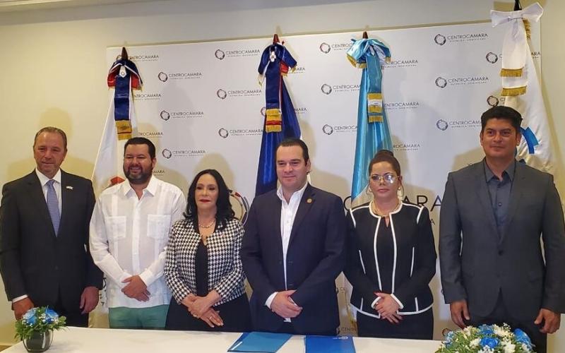 El ministro de Economía, Dr. Janio Rosales (primero Izq. a Der.) fue testigo de la firma.