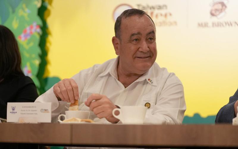 Presidente degusta de un café guatemalteco en Taiwán
