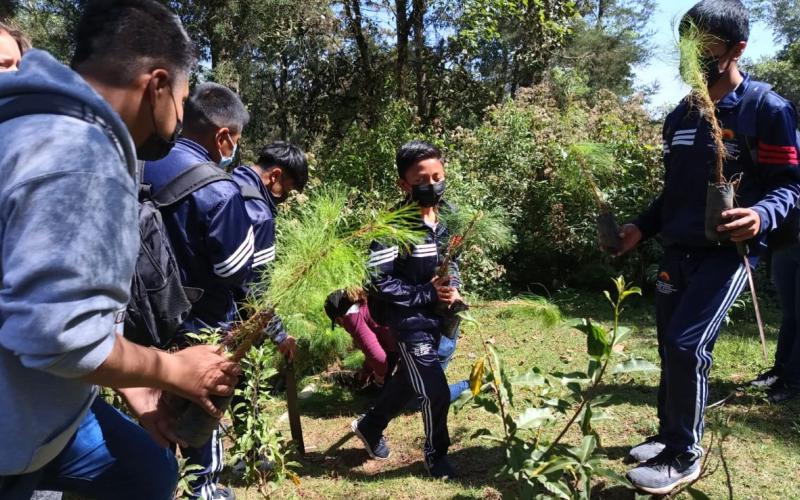 Jornada de reforestación conmemora el Día de la Tierra en Chimaltenango
