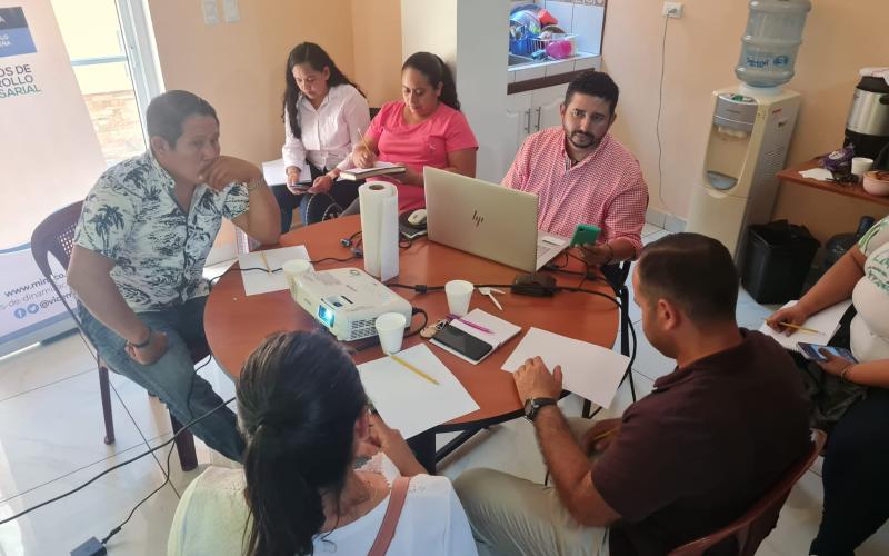 Emprendedores reciben capacitación sobre imagen corporativa 