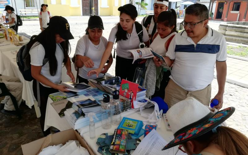 Juventud aprende sobre clasificación de desechos y economía circular