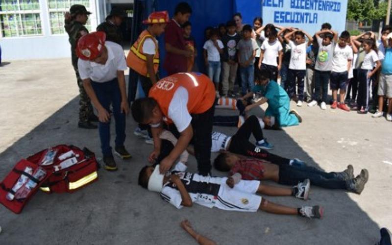 Docentes y estudiantes participan en simulacro de terremoto