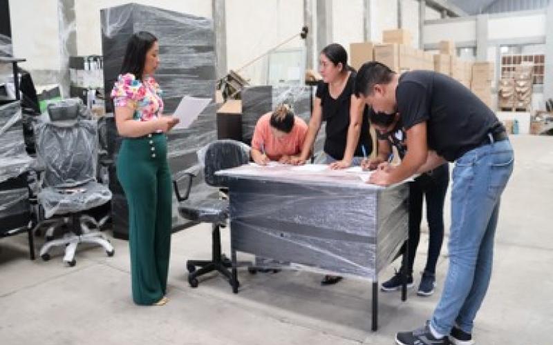 Docentes de centros educativos bilingües son beneficiados con entrega de mobiliario