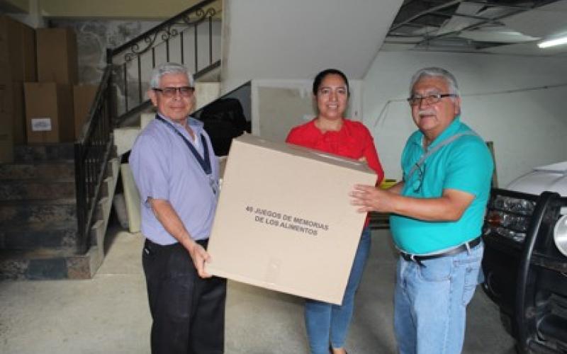 Capacitan y entregan materiales educativos