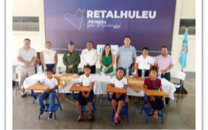 Entregan escritorios nuevos para estudiantes