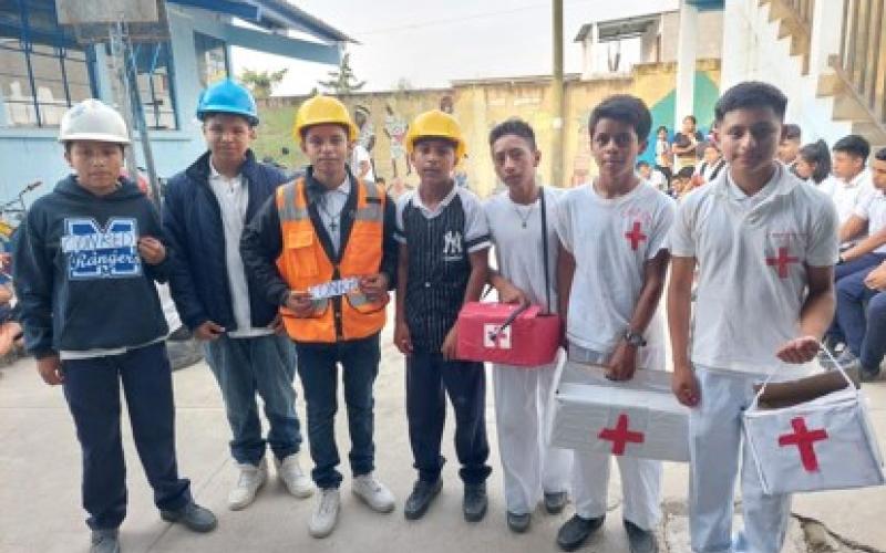 Estudiantes finalizan con éxito  primer simulacro de evacuación 