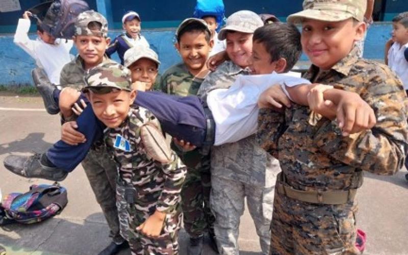 Docentes y estudiantes participan en simulacro de terremoto