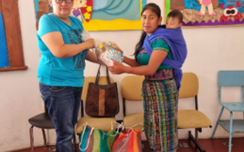 Un aproximado de 115 mil alumnos de 700 centros educativos de los niveles preprimario, primario, y medio de la jurisdicción Guatemala Norte, son beneficiados con la segunda entrega de alimentación escolar.   La compra de alimentos, fue supervisada por las Organizaciones de Padres de Familia (OPF), quienes eligieron de acuerdo a las cuatro opciones de menú proporcionados por   nutricionistas de la Dirección General de Fortalecimiento a la Comunidad Educativa (Digefoce).  Con esta segunda entrega de alimentac