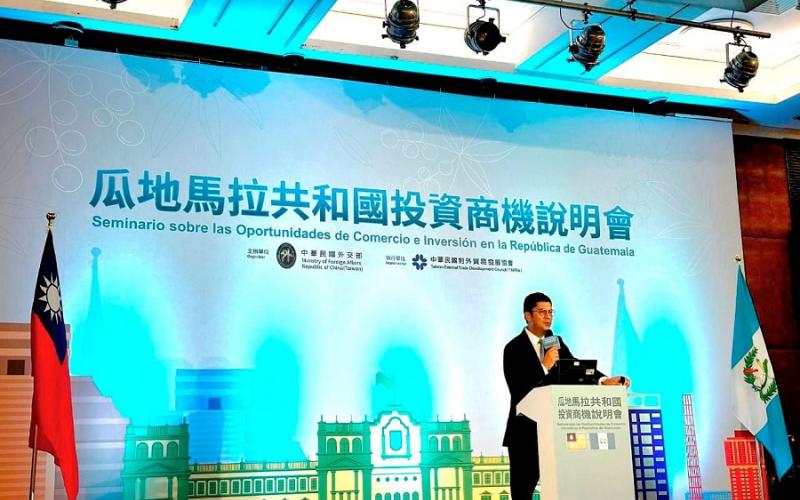 El Ministro de Economía Dr.  Janio Rosales durante su participación.