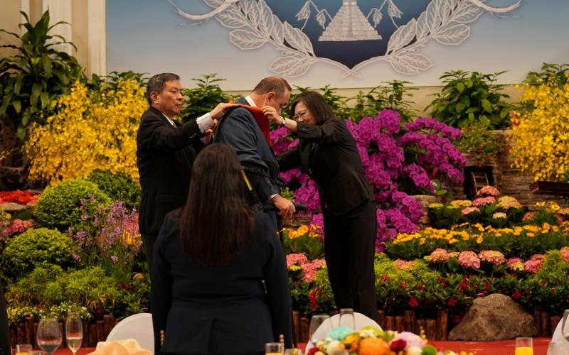 Presidente Alejandro Giammattei recibe condecoración 
