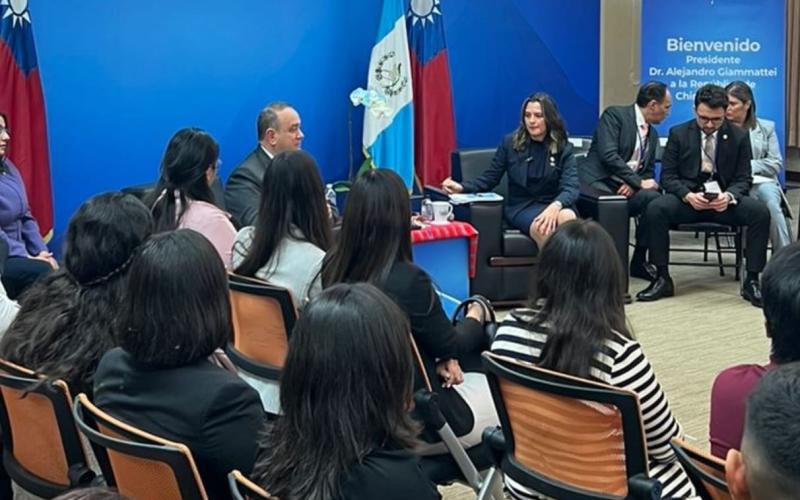 Presidente Giammattei se reúne con becarios guatemaltecos en Taiwán
