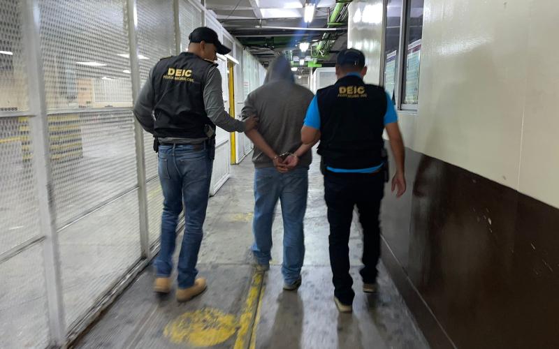 Capturan a pandillero que transportaba arsenal en vehículo