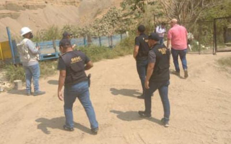 Extraen arena en Río Villa Lobos de forma ilícita en área de Mixco, Guatemala 