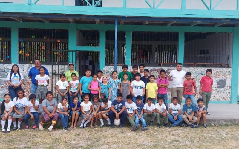 Estudiantes de Uaxactún aprenden sobre el Reglamento 164-2021