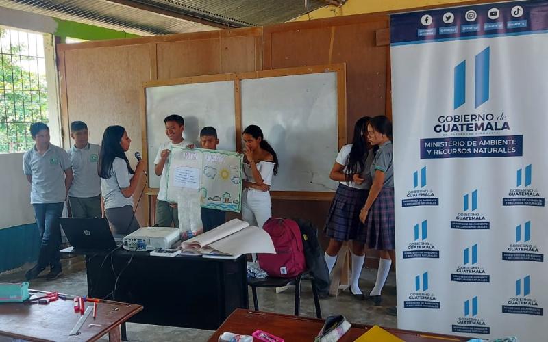Estudiantes de Paxcamán, Flores, Petén finalizan su formación como Guardianes Ecológicos
