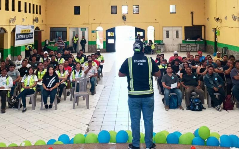 Capacitan a motoristas de San Miguel Petapa, Guatemala, sobre riesgos al conducir