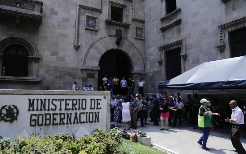 Guatemaltecos disfrutan al ritmo de la Orquesta de la PNC