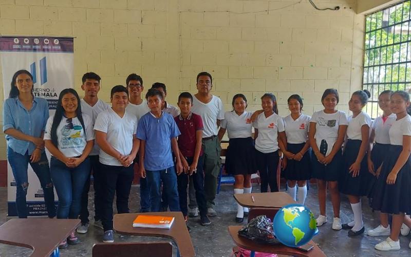 Jóvenes de Petén celebran el Día de la Tierra con educación ambiental