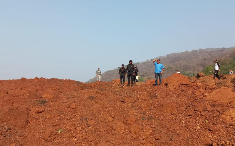 La PNC apoya en área de derrumbe en aldea Las Minas, Casillas, Santa Rosa