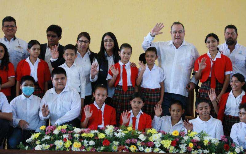 Autoridades de Gobierno participan en reapertura de Escuela de preprimaria y primaria en Salamá, Baja Verapaz