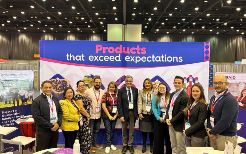 Empresarios que participan en la feria.