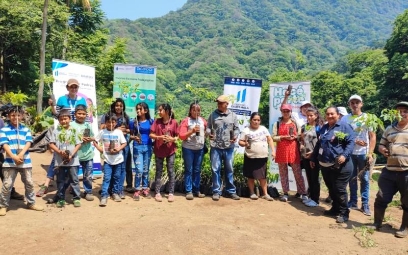 MARN y estudiantes reforestan en San Vicente Pacaya